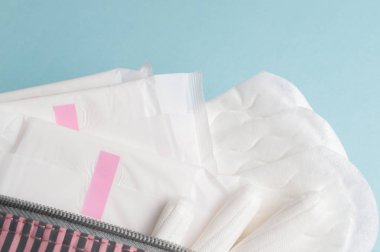Adet tampon ve yastıkları kozmetik çantası. Adet zamanı. Hijyen ve koruma