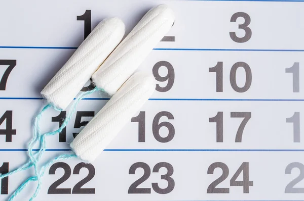 Calendário menstrual com tampões e almofadas. Hora da menstruação. Higiene e protecção — Fotografia de Stock