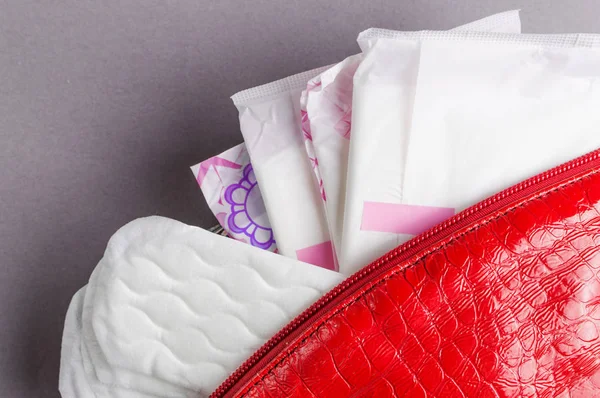 Adet tampon ve yastıkları kozmetik çantası. Adet zamanı. Hijyen ve koruma