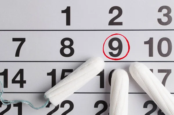 Calendário menstrual com tampões e almofadas. Hora da menstruação. Higiene e protecção — Fotografia de Stock