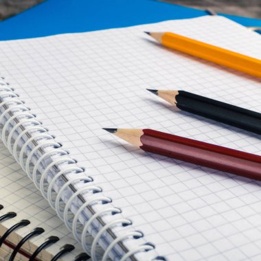 Okula dönüş, malzemeleri, defter gri arka plan üzerinde. squar