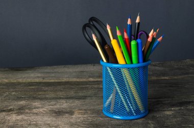 Kalem kutusu ve okul donanımları masada. Okula dönüş