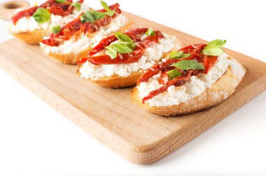 İtalyan sandviç - bruschetta peynir, domates ve fesleğen ile