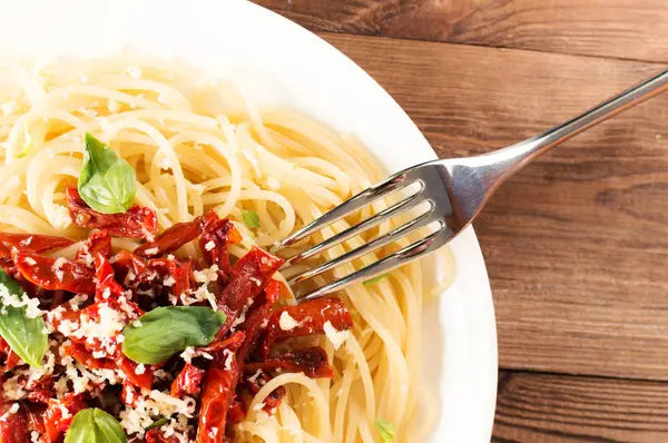 İtalyan yemek - güneşte kurutulmuş domates ve fesleğen ile makarna