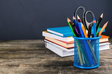 Kalem kutusu ve okul donanımları masada. Okula dönüş