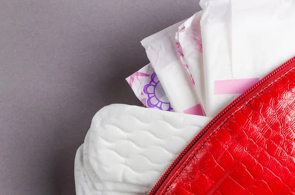 Menstruationstampons und Einlagen im Kosmetikbeutel. Menstruationszeit. Hygiene und Schutz — Stockfoto