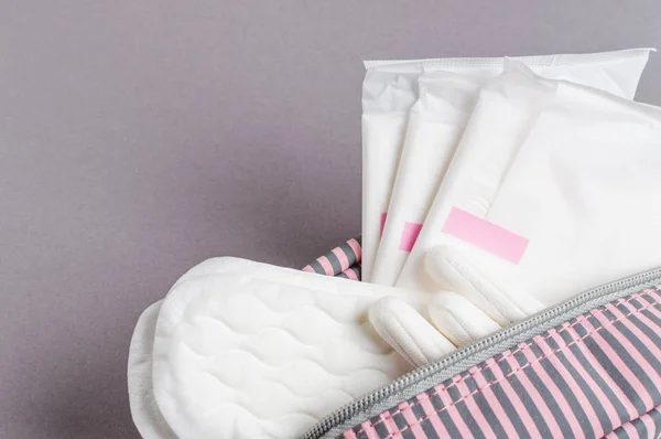 Tampões e almofadas menstruais em saco cosmético. Hora da menstruação. Higiene e protecção — Fotografia de Stock