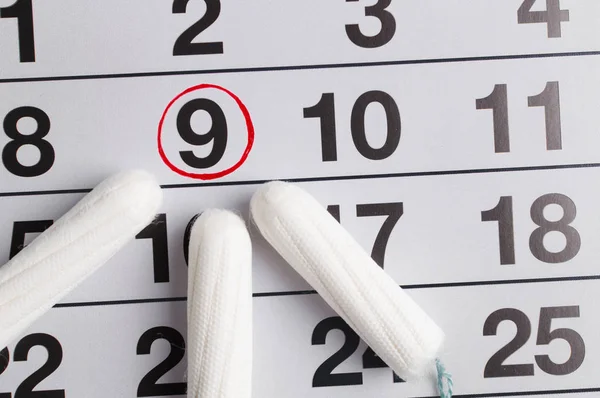 Calendario mestruale con assorbenti e tamponi. Ora delle mestruazioni. Igiene e protezione — Foto Stock