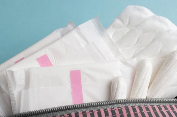 Менструальные тампоны и подушечки в косметической сумке. Менструационный цикл. Гигиена и защита — стоковое фото
