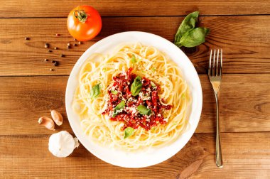 İtalyan yemek - güneşte kurutulmuş domates ve fesleğen ile makarna. Üstten Görünüm