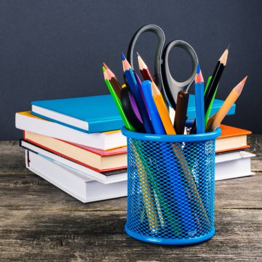 Kalem kutusu ve okul donanımları masada. Okula dönüş