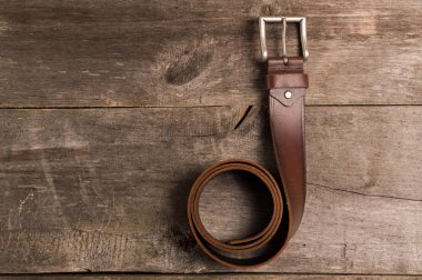 Casual erkek moda ve ahşap masa kıyafet, düz yatıyordu