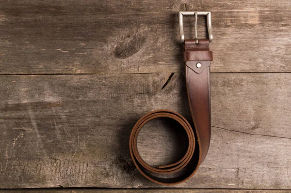 Casual erkek moda ve ahşap masa kıyafet, düz yatıyordu