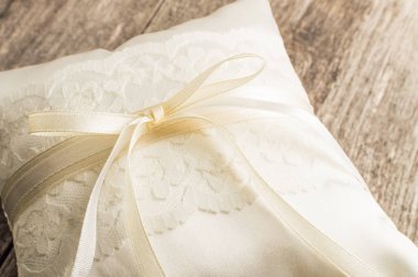 Zarif yastık veya yastık yüzük için. Düğün töreni