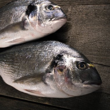 Taze balık dorado ahşap masa üzerinde. kopya alanı
