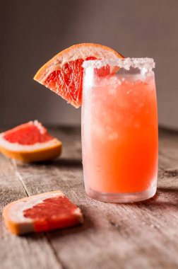 Greyfurt buz ve tuz ahşap arka plan üzerinde kokteyl. Parti zamanı