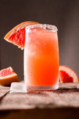 Greyfurt buz ve tuz ahşap arka plan üzerinde kokteyl. Parti zamanı