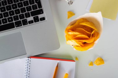 Sağlıksız yongaları için aperatif iş başında. Ofiste gıda