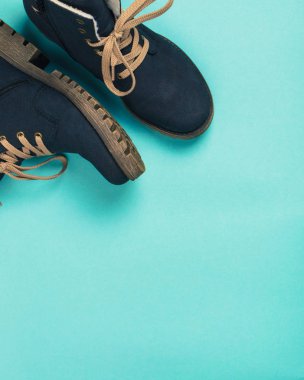 Kadın kış mavi bir arka plan üzerinde botlar. Kış konsepti. Top vie