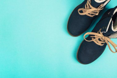 Kadın kış mavi bir arka plan üzerinde botlar. Kış konsepti. Top vie