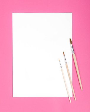 Kadar alay et. Pembe bir arka plan üzerinde boyama araçları: suluboya kağıdı ve fırça. Dikey