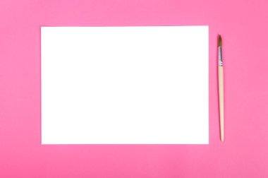 Kadar alay et. Pembe bir arka plan üzerinde boyama araçları: suluboya kağıdı ve fırça. Yatay