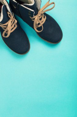 Kadın kış mavi bir arka plan üzerinde botlar. Kış konsepti. Top vie