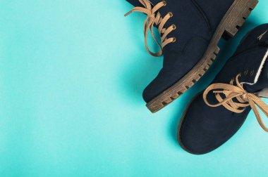 Kadın kış mavi bir arka plan üzerinde botlar. Kış konsepti. Top vie