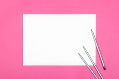 Kadar alay et. Pembe bir arka plan üzerinde boyama araçları: suluboya kağıt ve kalem. Yatay