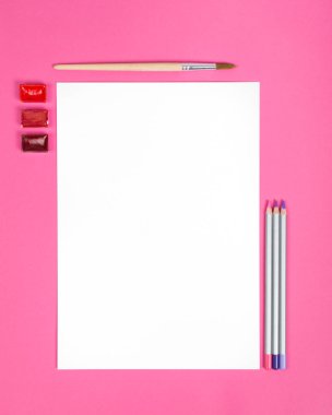 Kadar alay et. Pembe bir arka plan üzerinde boyama araçları: suluboya, kağıt ve fırça. Dikey