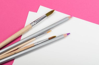 Kadar alay et. Pembe bir arka plan üzerinde boyama araçları: suluboya, kağıt ve fırça. Yatay