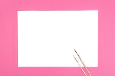 Kadar alay et. Pembe bir arka plan üzerinde boyama araçları: suluboya kağıdı ve fırça. Yatay