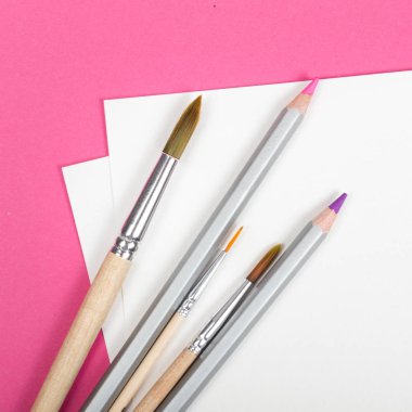 Kadar alay et. Pembe bir arka plan üzerinde boyama araçları: suluboya, kağıt ve fırça. kare