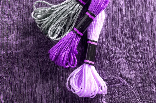 Ультрафіолетовий колір 2018 року. Аксесуари для хобі: різні кольори ниток для вишивання — стокове фото