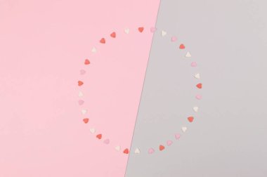 Sevgililer günü kalpleri gri arka plan üzerinde çemberi ile kompozisyon düz kağıt