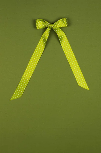 Grüne Schleife für Geschenkkarte zu Weihnachten — Stockfoto