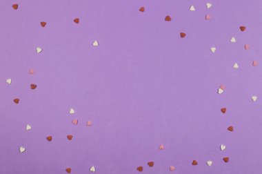 Düz kağıt kompozisyon, metin için ultra violet arka plan üzerinde kalpli çerçeve