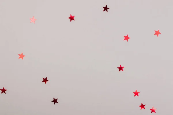 Паперова плоска композиція з зірками на сірому фоні для свята — стокове фото