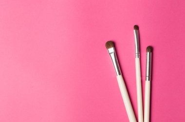 Makyaj fırçaları, pembe arka plan ayarlayın. Bayan kozmetik çantası