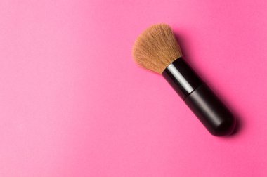 Toz veya allık pembe arka plan üzerinde yüz fırça