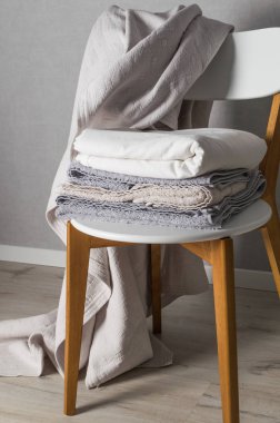 Beyaz koltuk üzerinde temiz bir havlu. Çamaşır günü