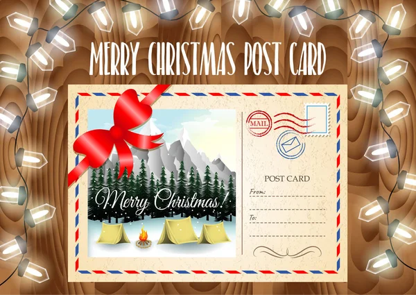 Feliz Natal design cartão postal. Feliz cartão postal de Natal na mesa de madeira com luzes de guirlanda. Acampar na paisagem montanhas . —  Vetores de Stock