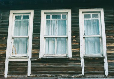 Üç eski windows, antika ahşap pencereler, ahşap bir h içinde pencere eşiği
