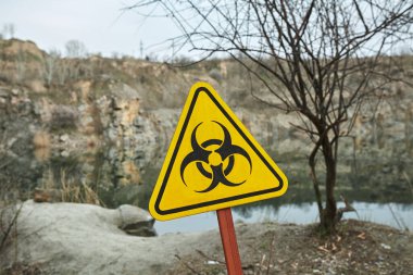 Doğadaki biyolojik tehlikenin sembolü. Koronavirüs, salgın, grip ve karantina kavramı.