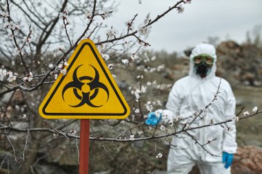 Doğadaki biyolojik tehlikenin sembolü. Koronavirüs, salgın, grip ve karantina kavramı.