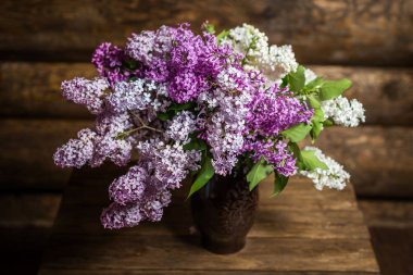 bir sürahi bir Lila buket bahar