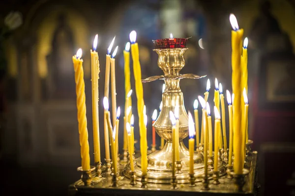Viele Kerzen auf einem Leuchter im Tempel des Herrn Jesus Christus — Stockfoto