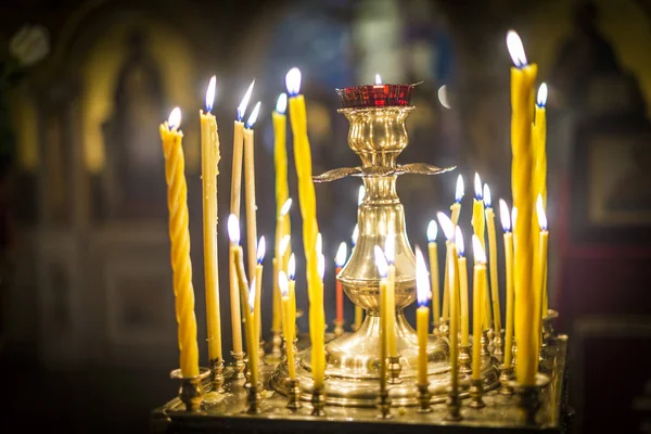 Viele Kerzen auf einem Leuchter im Tempel des Herrn Jesus Christus Stockbild