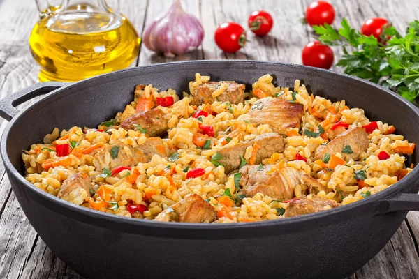 Paella caseiro preparado com carne, pimenta, legumes e especiarias — Fotografia de Stock