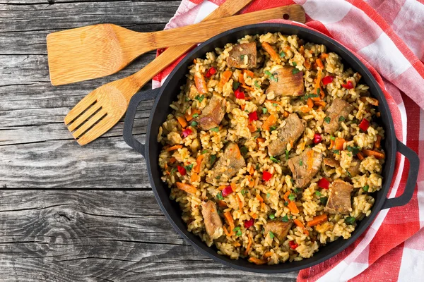 Homemade bereid paella met vlees, paprika, groenten — Stockfoto